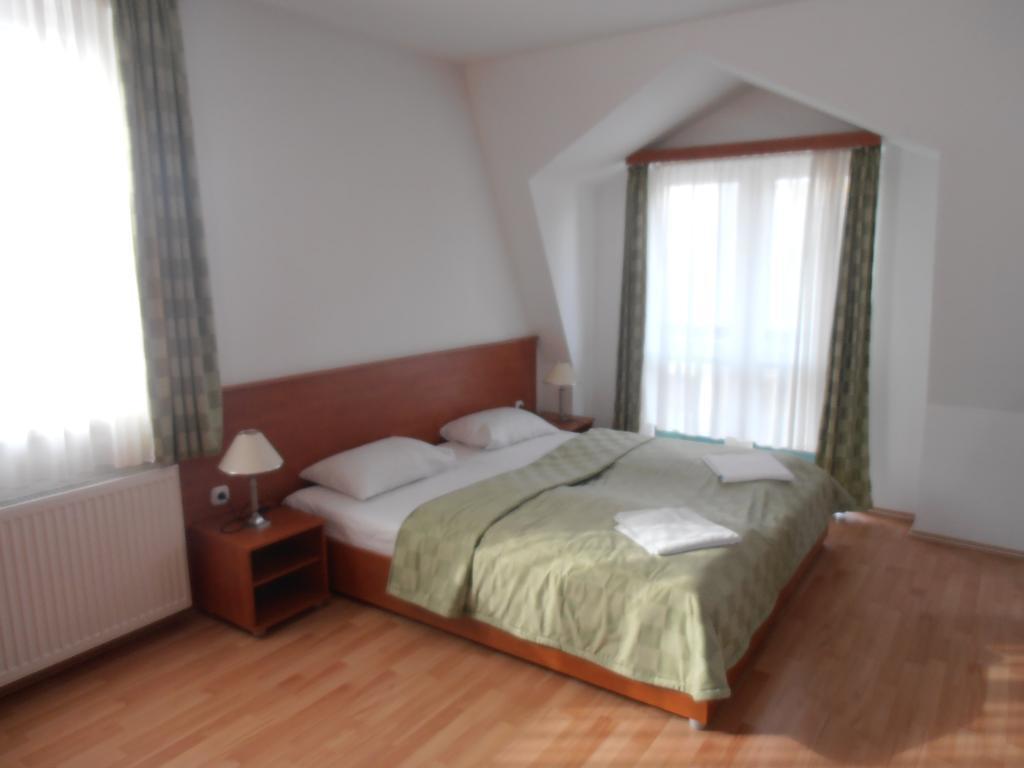 Hotel Kristaly Hajdúszoboszló Стая снимка